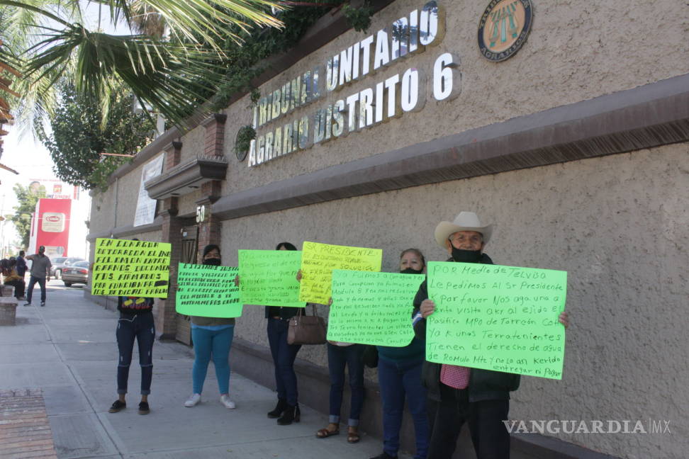 $!Se manifiestan en Torreón por presunto despojo de derecho del agua