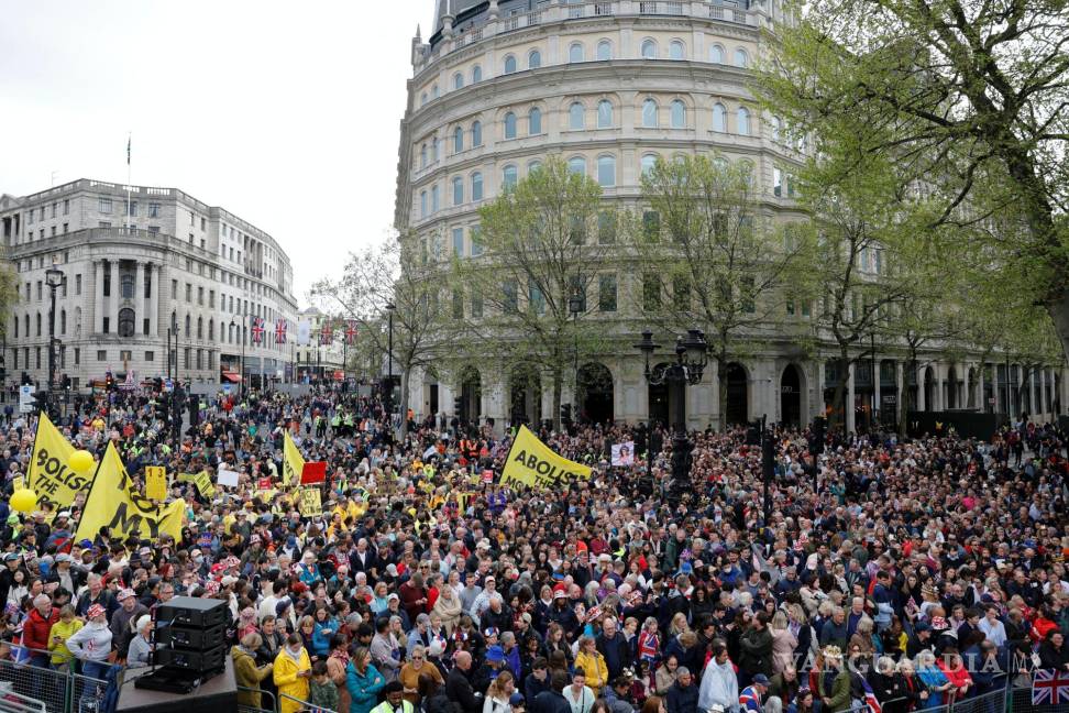 $!Espectadores y manifestantes contra la realeza se reúnen antes de la coronación del rey Carlos III de Gran Bretaña en Londres.