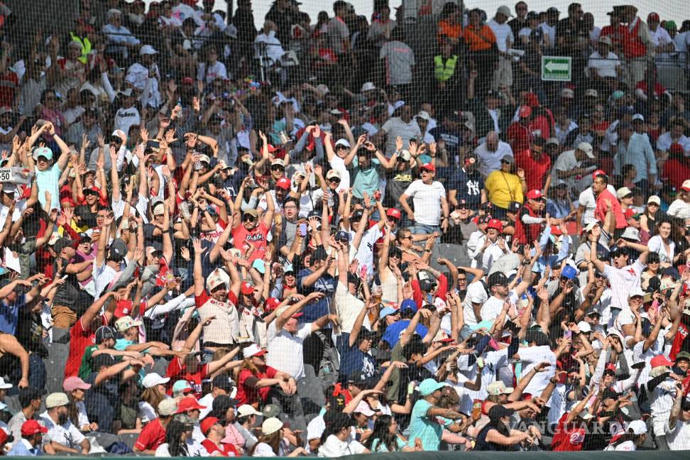 $!La apasionada afición en el Diamante de Fuego brinda un increíble apoyo a los Diablos Rojos mientras celebran su victoria sobre los Yankees en la Ciudad de México.