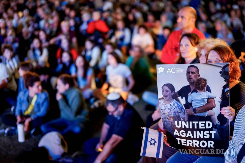 $!Miles de personas en una manifestación comunitaria en apoyo de Israel organizada por varias organizaciones judías en Atlanta en Sandy Springs, Georgia.