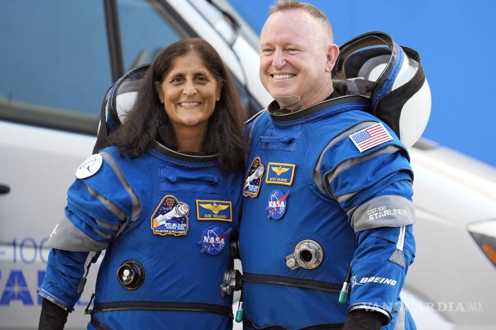 $!Los astronautas Suni Williams (i) y Butch Wilmore (d) camino a la plataforma de lanzamiento en el Complejo de Lanzamiento Espacial 41 el 5 de junio de 2024.