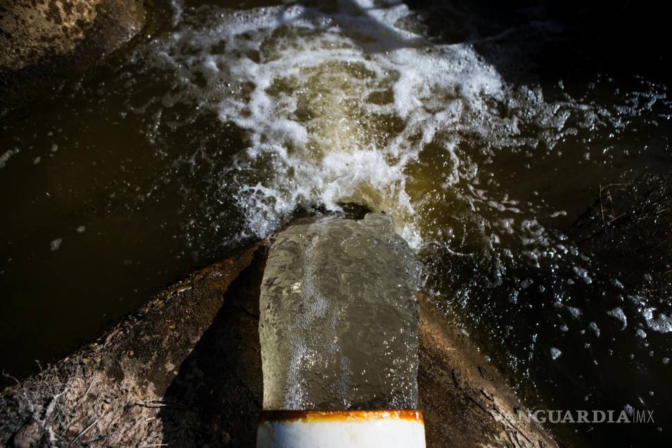 $!Agua subterránea bombeada que se vierte en una zanja de riego en Fabens, Texas, el 9 de abril de 2015.