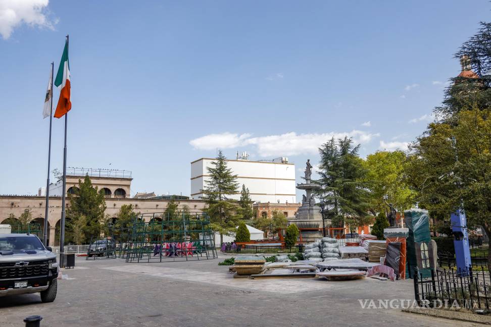 $!Personal de logística supervisará la instalación del árbol monumental y otros elementos decorativos en la plaza.