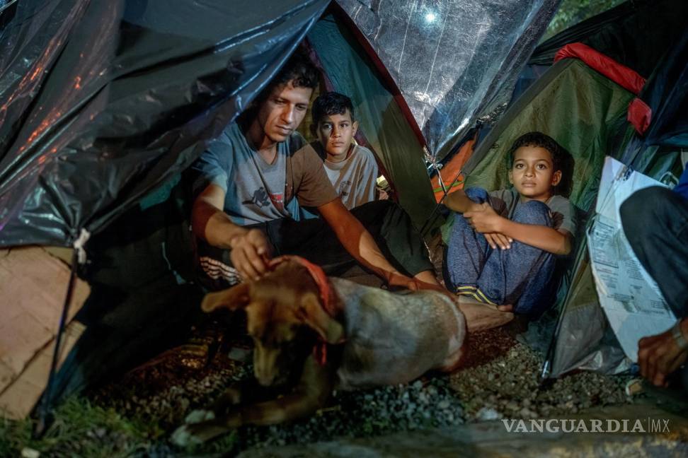 $!De izquierda a derecha, la familia Aguilar Ortega con su perra Donna, en su campamento frente a una terminal de autobuses en la Ciudad de México.