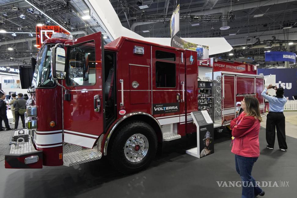 $!La gente observa un camión de bomberos eléctrico Pierce Volterra en el stand de Oshkosh durante la feria tecnológica CES 2025.