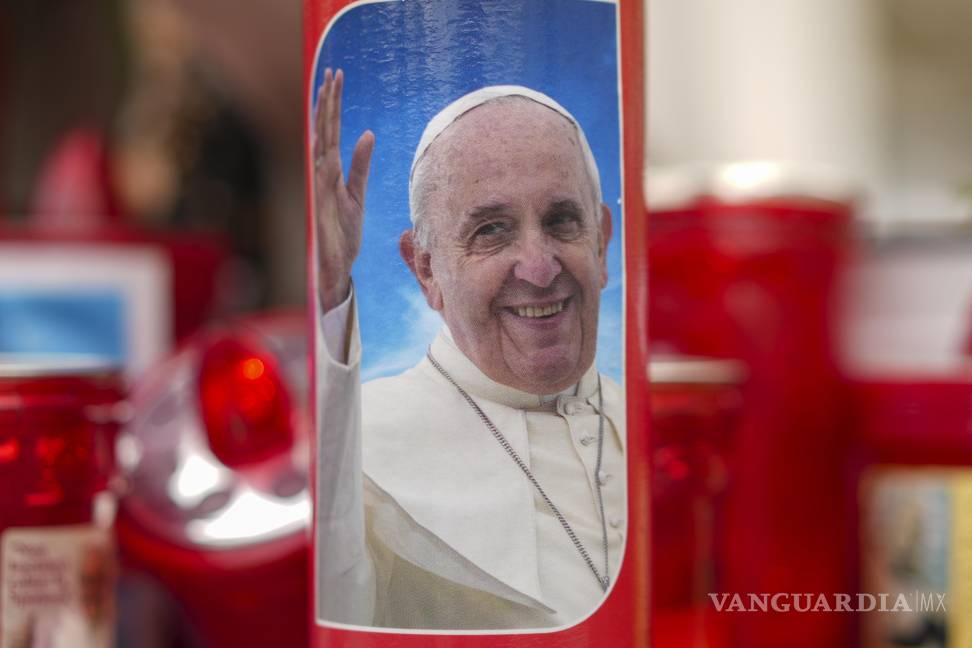 $!Una vela con la foto del papa Francisco, frente al Policlínico Agostino Gemelli en Roma en donde se encuentra hospitalizado.