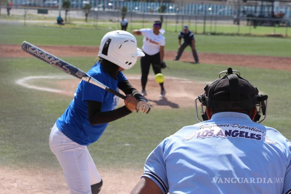 $!Comienza la acción del campeonato estatal de softbol en Coahuila