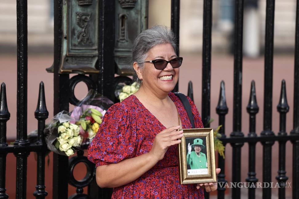 Mientras Rishi Sunak, primer ministro británico, pondera el servicio de Isabel II a un año de su muerte, los antimonárquicos protestan