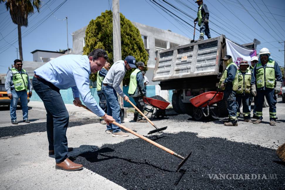 $!El alcalde Javier Díaz supervisó los trabajos de bacheo en la colonia Vista Hermosa.