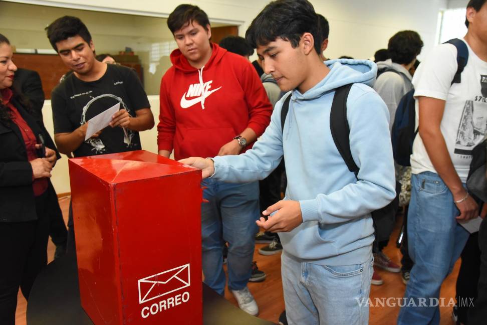 $!Estudiantes usan el correo del Servicio Postal Mexicano.