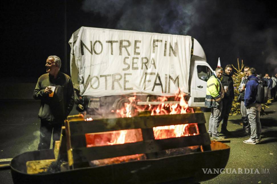 $!En el área de Argenteuil, agricultores colocaron una manta en un vehículo con la expresión “Nuestro fin será tu hambre”.