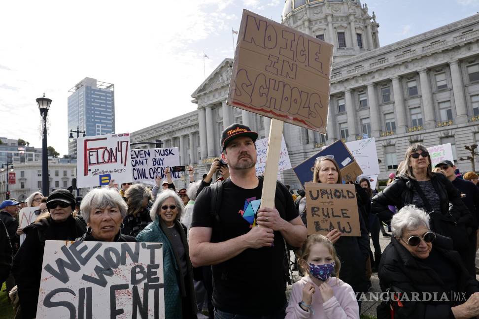 $!Protesta contra las políticas y órdenes ejecutivas de Donald Trump durante el Día de los Presidentes, en el Ayuntamiento de San Francisco, en San Francisco.