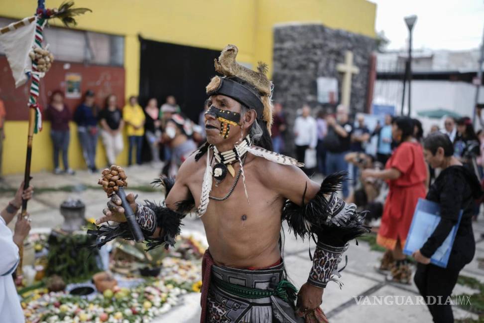 $!Un danzante participa en una ceremonia para conmemorar el 503 aniversario de la caída de la capital del imperio azteca, Tenochtitlán, en la Ciudad de México.