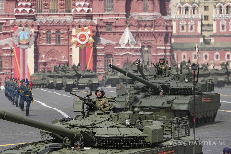 $!Los tanques rusos T-80 BVM ruedan en la Plaza Roja durante el desfile militar del Día de la Victoria en Moscú, Rusia.
