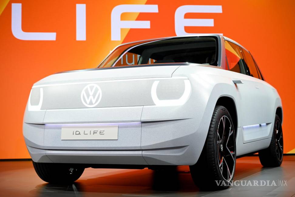 $!El Volkswagen VW ID. Life en exhibición en el primer día de vista previa para la prensa del Salón Internacional del Automóvil IAA en Munich, Alemania. EFE/EPA/Sascha Steinbach