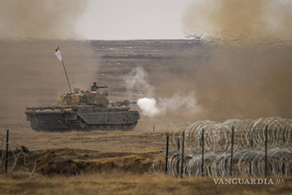 $!Un tanque dispara durante el ejercicio Steadfast Dart 2025, en la mayor operación de la OTAN en un campo de entrenamiento en Smardan, en el este de Rumania.