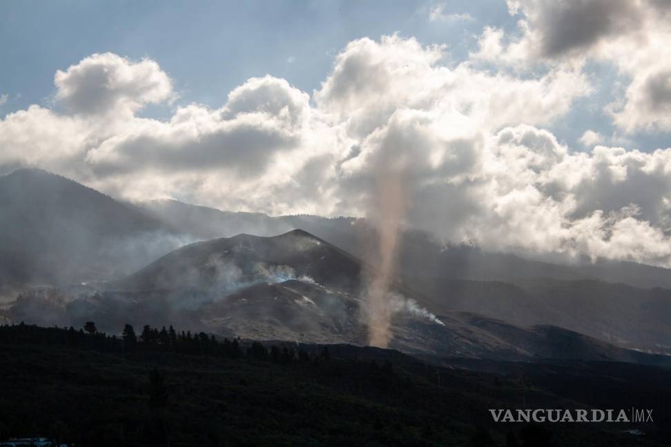 $!El Valle de Aridane, en La Palma, amaneció sin un solo signo observable de la erupción en Cabeza de Vaca, en Cumbre Vieja. EFE/Luis G Morera