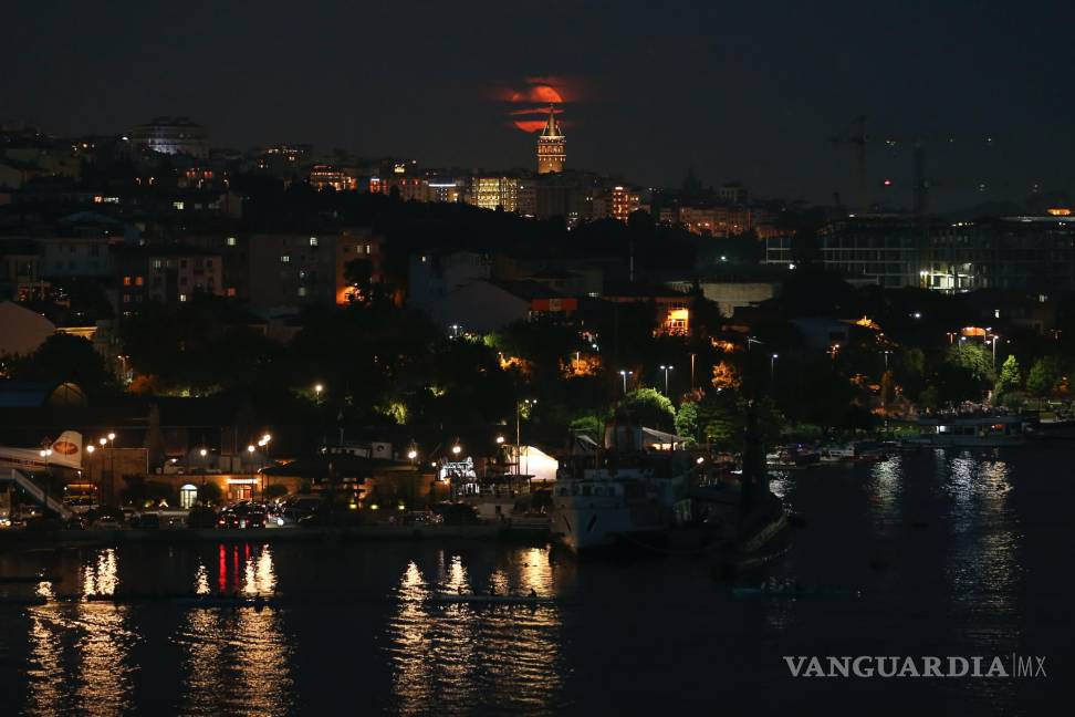 $!Una superluna se eleva detrás de la Torre de Gálata en Estambul, Turquía. Durante un fenómeno conocido como la “ Strawberry Moon”.