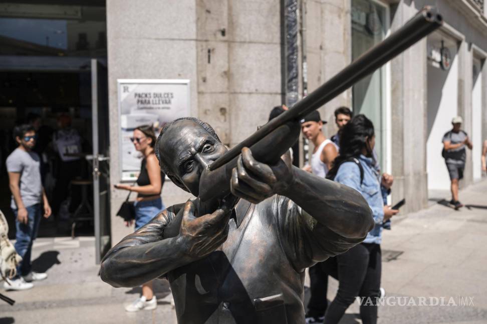 $!Una estatua del rey emérito de España Juan Carlos I con un rifle de caza, del escultor chileno Nicolás Miranda, en la plaza de Puerta del Sol de Madrid.