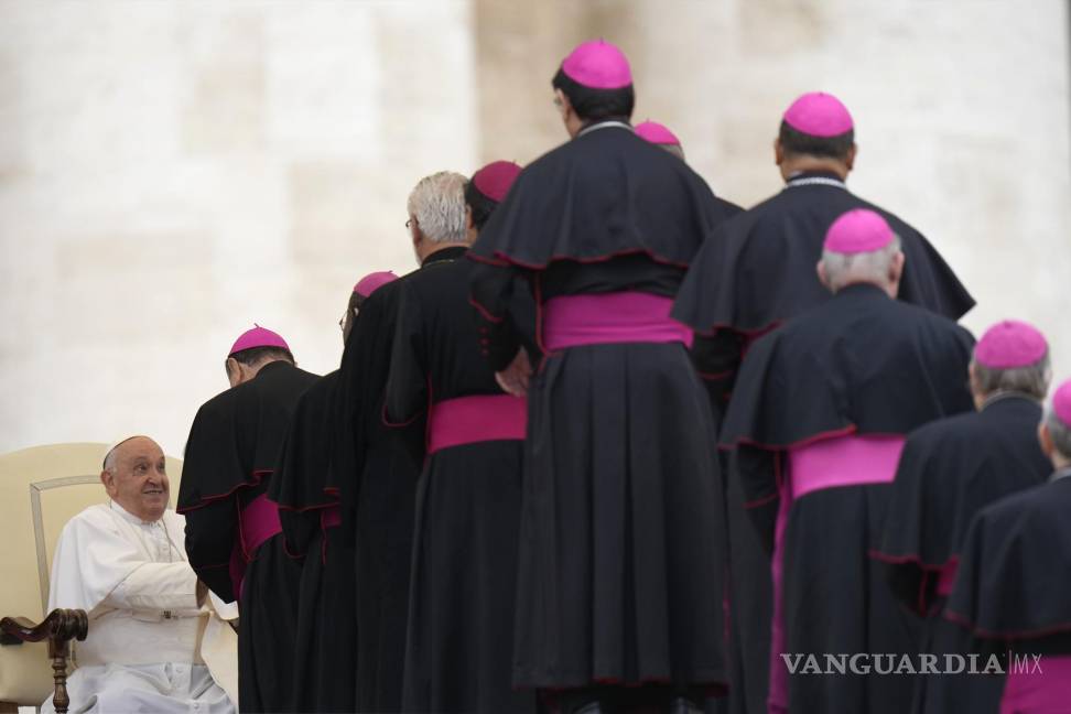 $!El Papa Francisco saluda a los obispos al final de su audiencia general semanal en la Plaza de San Pedro, en el Vaticano, el miércoles 20 de septiembre de 2023.