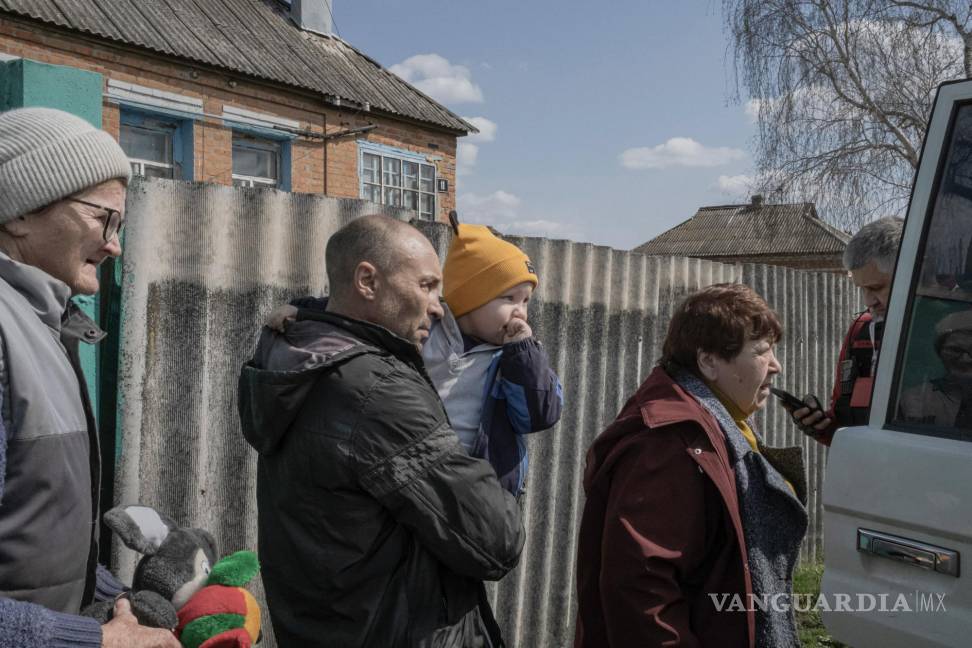 $!Una familia se prepara para abordar un vehículo durante un proceso de evacuación organizado por la Cruz Roja de Ucrania en Kutkivka.