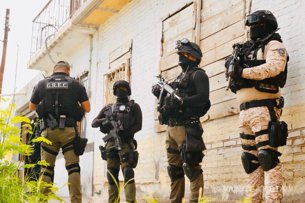 $!Las autoridades localizaron los paquetes con droga tras ejecutar una diligencia de cateo en un domicilio vinculado a los detenidos.