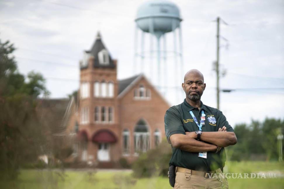 $!Guy Sanders posa para una fotografía el 20 de agosto de 2021, en Branchville, Carolina del Sur. Sanders, nacido en Brooklyn, Nueva York, trabajaba en los servicios médicos de emergencias que respondieron a los ataques terroristas del 11 de septiembre de 2001. El edificio en World Trade Center 7, de 47 pisos, acababa de derrumbarse unas siete horas después de que cayeran las torres en llamas, y los escombros provocaran incendios en ese rascacielos de menor tamaño. La nube de polvo que lo cubrió era tan densa que atascó su mascarilla. AP/Sean Rayford