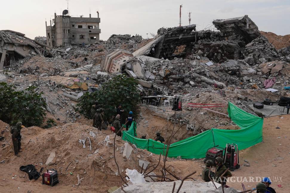 $!Soldados israelíes se reúnen junto a la entrada de un túnel donde, según el ejército, se encontraba el cuerpo del soldado Hadar Goldin en Rafah, Franja de Gaza.