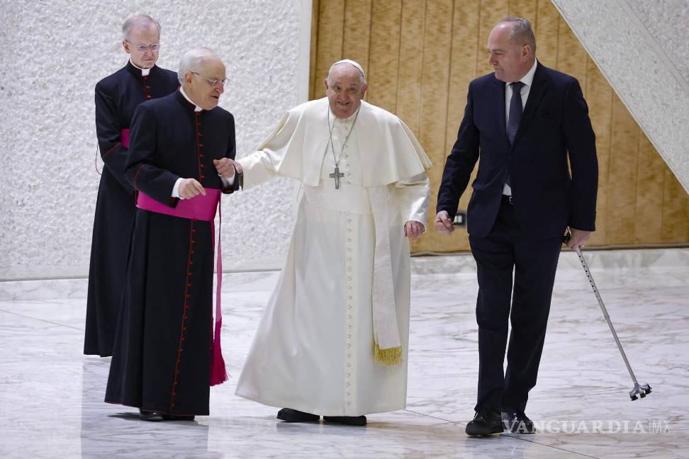 $!El Papa Francisco es ayudado tras romperse su bastón a asistir a la Audiencia Jubilar en el Aula Pablo VI, en la Ciudad del Vaticano.