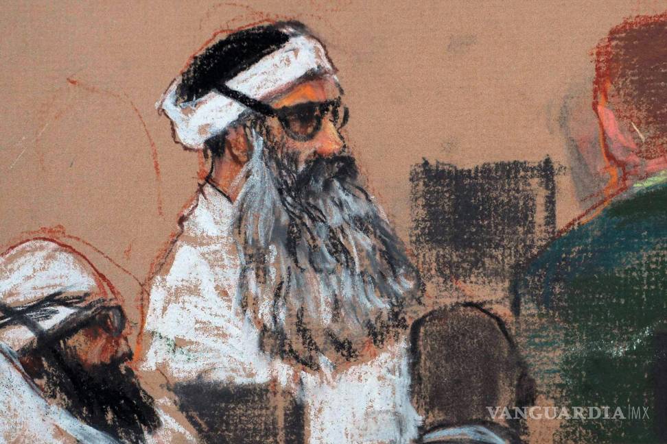 $!Dibujo de la sala del tribunal del lunes 8 de diciembre de 2008, muestra a Khalid Sheikh Mohammed, en una sesión previa al juicio en Guantánamo, Cuba.