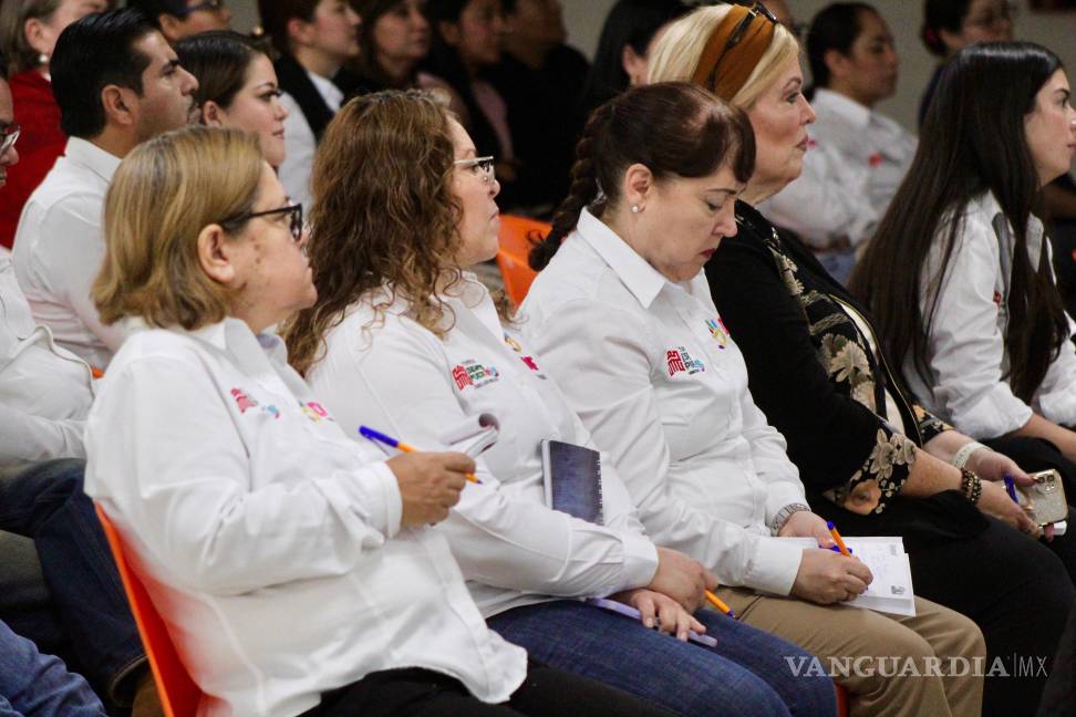 $!Servidores públicos de Torreón participan en la primera sesión de capacitación en Lengua de Señas Mexicanas.