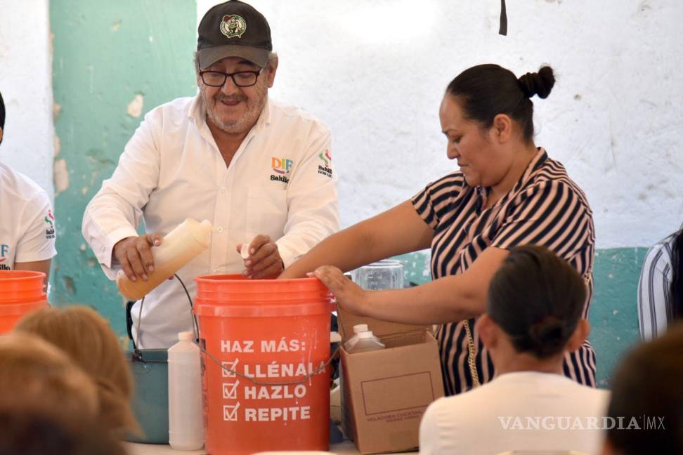 $!Madres y padres de familia participaron en el taller de elaboración de champú durante el evento.