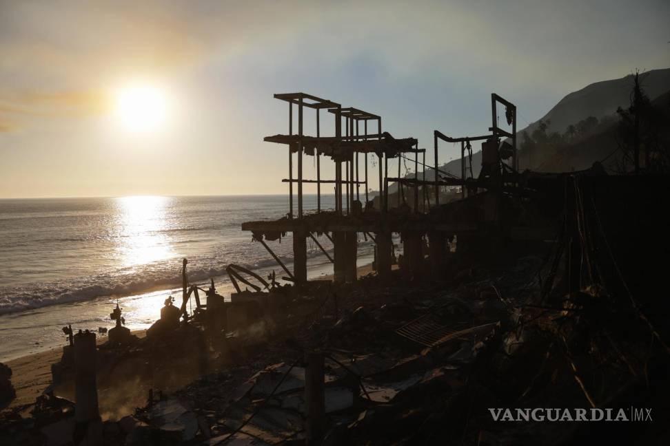 $!Restos de una casa destruida por el incendio forestal de Palisades permanecen en el vecindario Pacific Palisades de Los Ángeles, California.