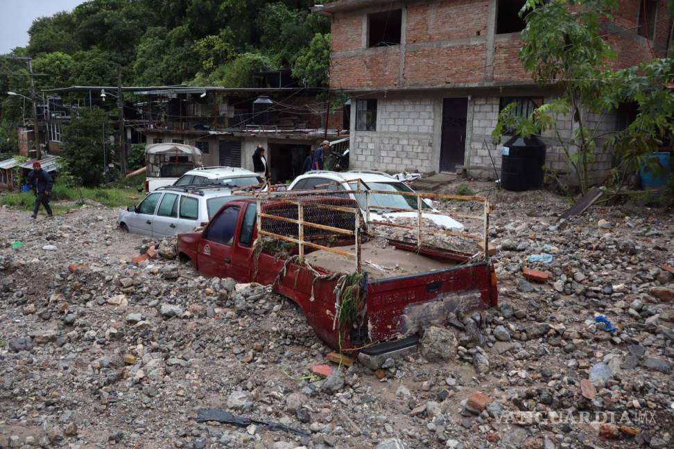 $!Durante un recorrido por las zonas más afectadas de Chilpancingo, se pudo observar el incremento del caudal de la Barranca Alpoyeca, que afecta principalmente a las colonias El Palmar y Renacimiento, justo frente a la 35 zona militar, afectando principalmente a varias familias que viven en zonas de alto riesgo, con viviendas prácticamente a la orilla del cauce.