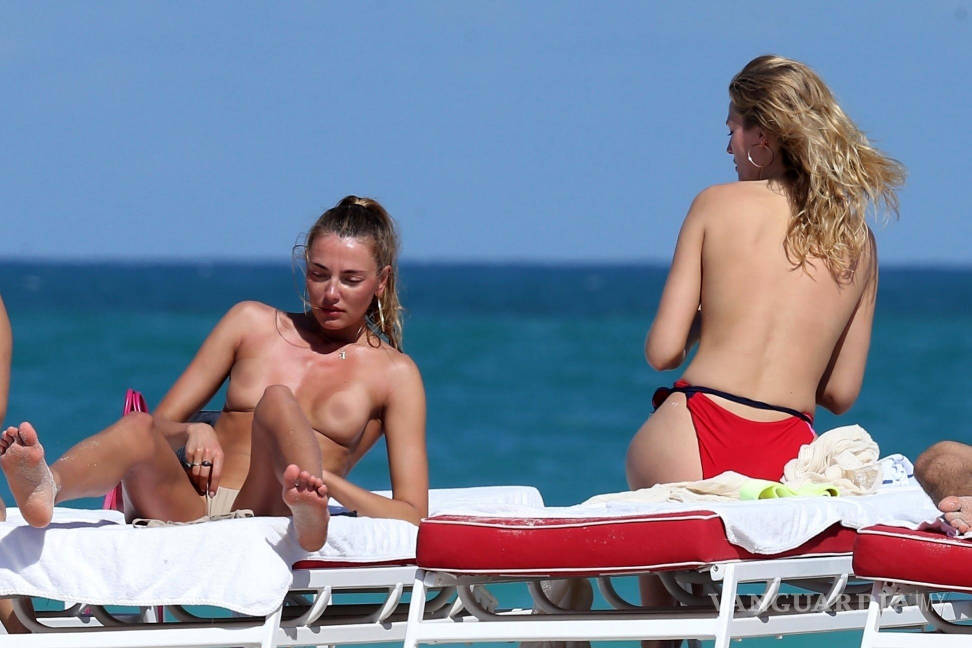 $!Toni Garrn, ex de Leonardo DiCaprio , hace topless en playa de Miami