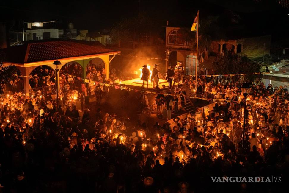 $!Los indígenas purépechas celebran una ceremonia del Fuego Nuevo para marcar el inicio del nuevo año, basado en un antiguo calendario lunar, en Ocumicho.