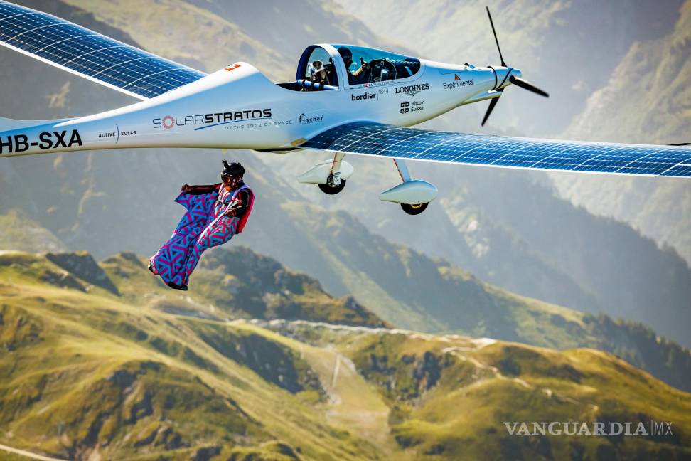 $!La snowboarder, saltadora base y piloto de traje aéreo suiza Geraldine Fasnacht salta de SolarStratos, un prototipo de avión alimentado por energía solar.