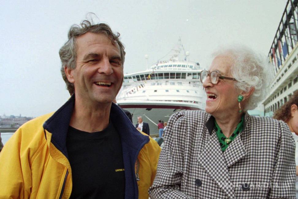 $!El comandante Paul-Henry Nargeolet, a la izquierda, se ríe con Millvina Dean, de 84 años, de Inglaterra en el Black Falcon Pier en Boston el 1 de septiembre de 1996.