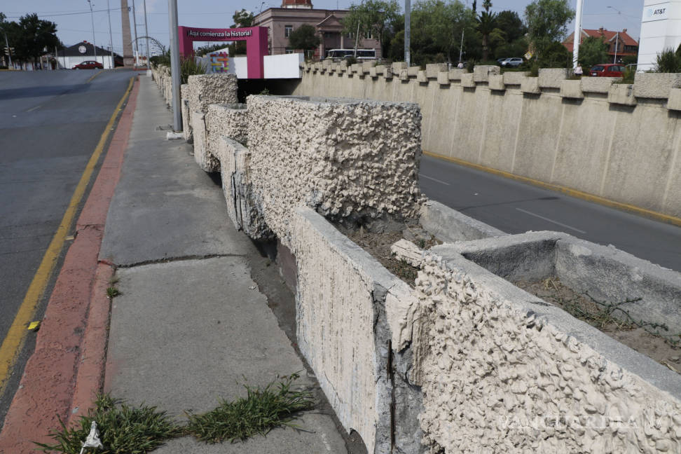 $!Maceteros del puente de calle Allende de Saltillo al borde del colapso