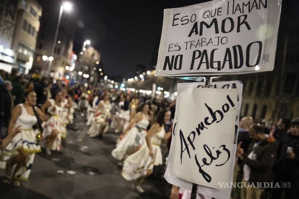 $!Un grupo de bailarinas animan el cierre de campaña de los simpatizantes por la opción de votar aprueba al referendo del próximo domingo en Santiago (Chile).