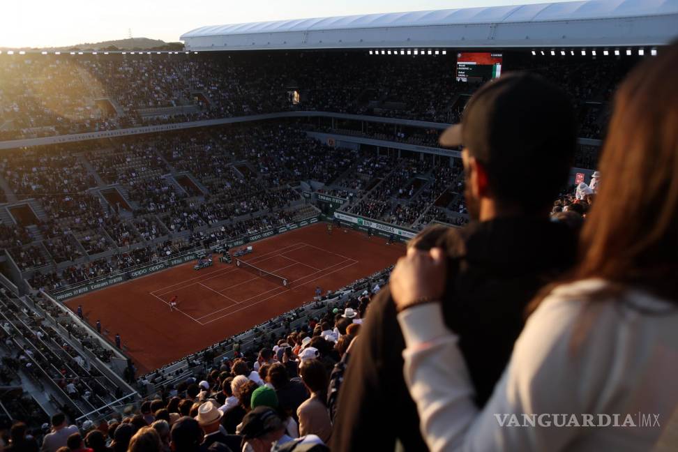$!Una vista general de la cancha Philippe Chatrier mientras Rafael Nadal de España juega contra Novak Djokovic de Serbia en París, Francia.