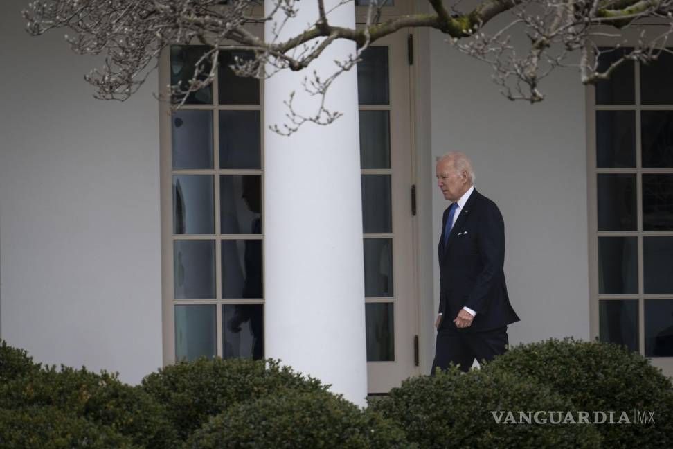 El manejo de documentos clasificados de Biden complica el caso contra Trump