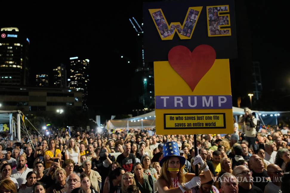 $!Personas celebran acuerdo entre Israel y Hamás en una plaza conocida como la Plaza de los Rehenes en Tel Aviv.