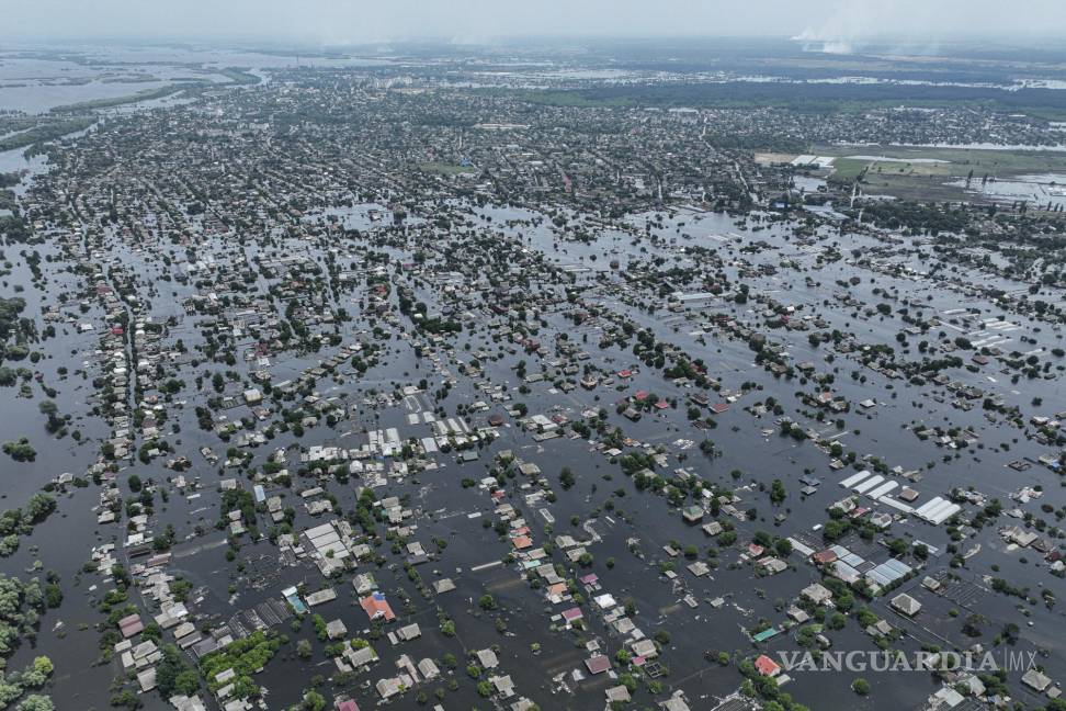 $!En la imagen, el agua cubre viviendas en la inundada localidad de Oleshky, Ucrania, luego del colapso de una represa.