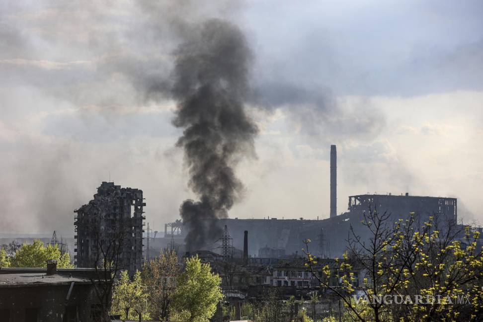 $!El humo se eleva desde la planta metalúrgica Azovstal en Mariupol, en el territorio bajo el gobierno de la República Popular de Donetsk, en el este de Ucrania.