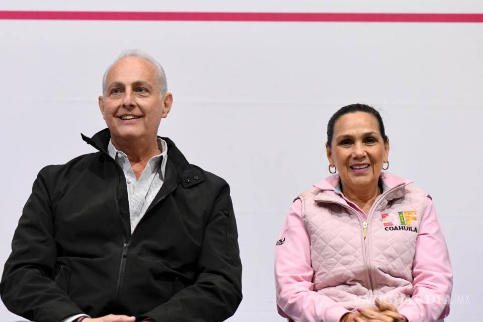$!El alcalde Román Alberto Cepeda y Liliana Salinas Valdés encabezan la entrega de apoyos en la Unidad Deportiva de Torreón.
