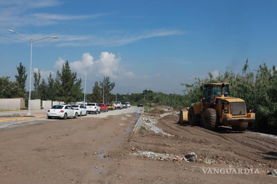 $!Brigadas de “Aquí andamos” realizaron labores de desazolve en bulevares del norte de la ciudad.