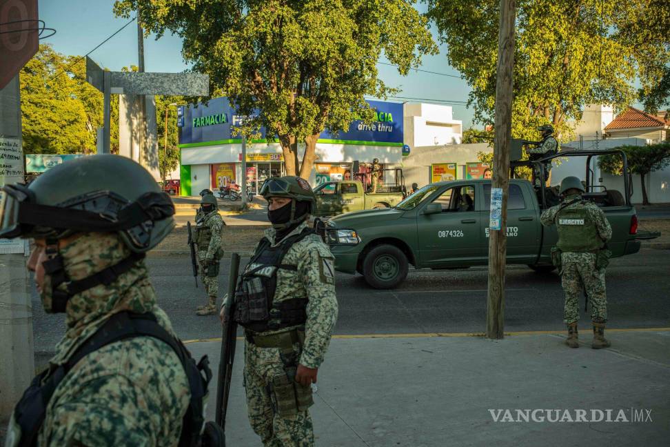 $!Fuerzas mexicanas protegen una zona de Culiacán, donde detuvieron a dos miembros de alto rango de la facción de el “Chapo” del Cártel de Sinaloa.