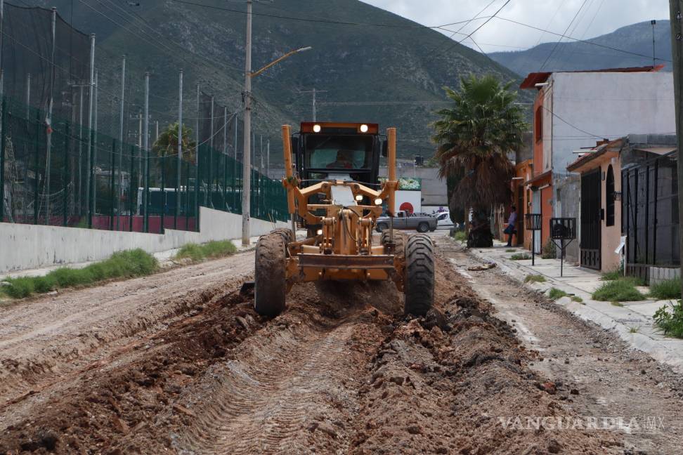 $!En distintos puntos de la ciudad, varias calles quedaron completamente destrozadas por as lluvias, por lo que trabajadores de “Aquí andamos” se dan a la tarea de rehabilitar las vialidades.