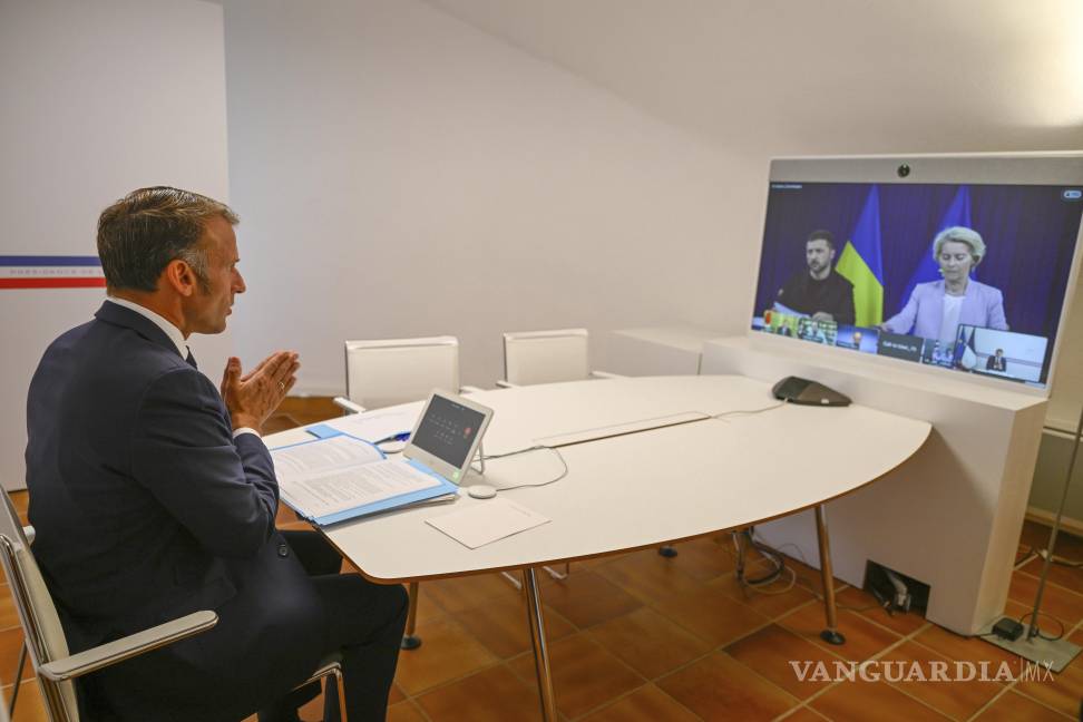 $!El presidente francés Emanuel Macron conversón con su homólogo de Ucrania, Volodímir Zelenski, y la líder de la Unión Europea.